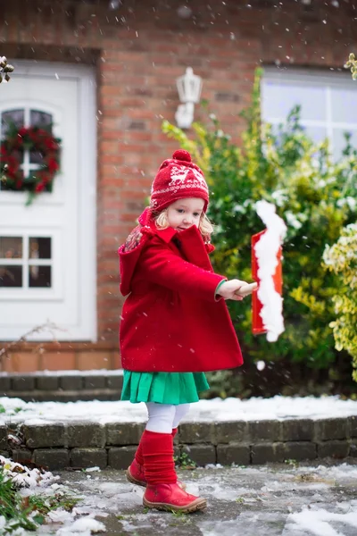 Menina pá neve no inverno — Fotografia de Stock