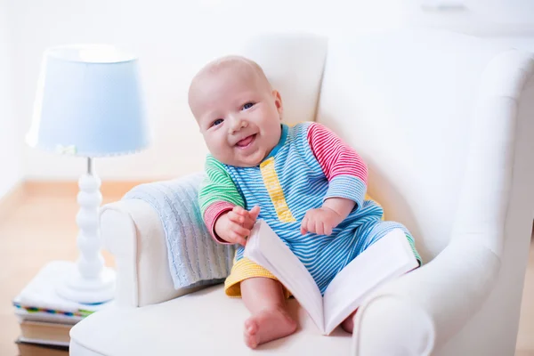 Bambino che legge un libro — Foto Stock