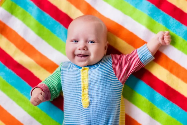 Carino bambino su una coperta colorata — Foto Stock