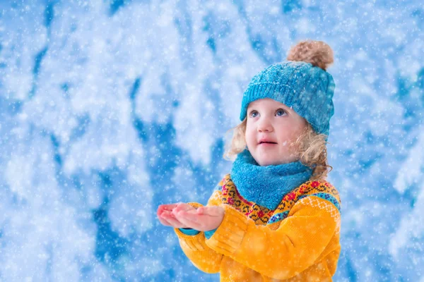 Weinig meisje visvangst sneeuwvlokken — Stockfoto