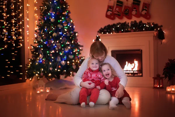 Family at fire place on Christmas — Stock Photo, Image