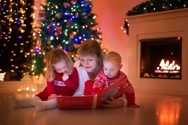 Familia en la chimenea en Navidad —  Fotos de Stock