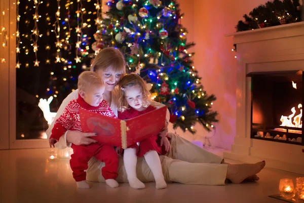 Famiglia al camino a Natale — Foto Stock