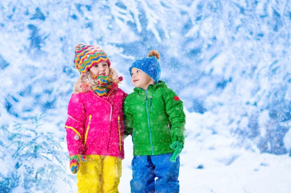 Τα παιδιά που παίζουν στο χιονισμένο χειμώνα πάρκο — Φωτογραφία Αρχείου
