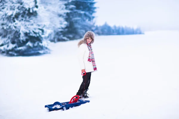 Счастливый ребенок, играющий в снегу — стоковое фото
