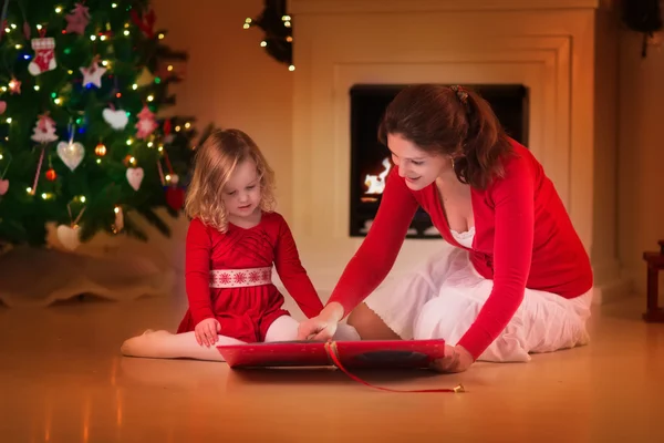 Mor och dotter läsning på spisen på julafton — Stockfoto