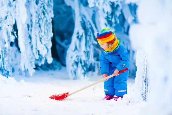 Bambina che gioca con la neve in inverno — Foto Stock