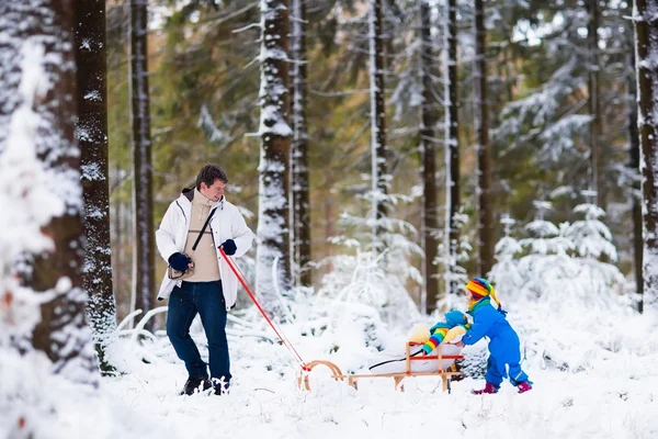 Father and children playing in snow — Stockfoto