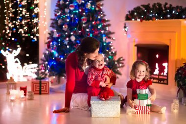 Anne ve çocuk evde Noel arifesinde