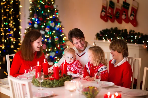 Rodina na vánoční večeři doma — Stock fotografie
