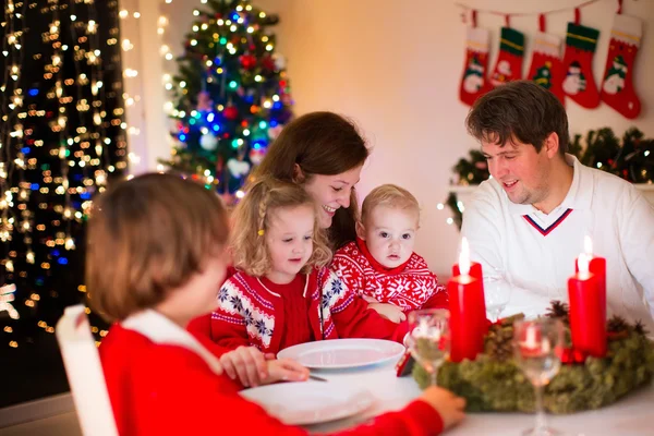 Familie bij kerstdiner thuis — Stockfoto