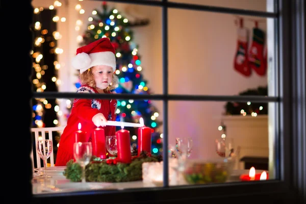 Kind op familie kerstdiner thuis — Stockfoto