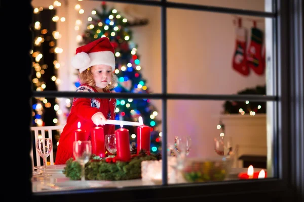 Niño en familia Cena de Navidad en casa — Foto de Stock