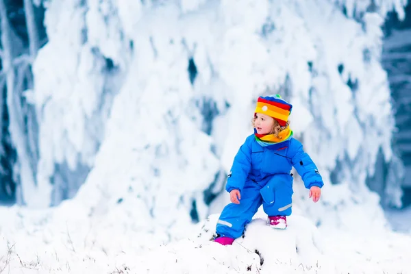 小女孩在冬天玩雪 — 图库照片
