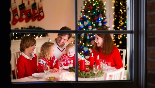 Οικογένεια στο χριστουγεννιάτικο δείπνο στο σπίτι — Φωτογραφία Αρχείου