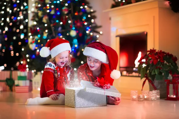 Kids opening Christmas presents Royalty Free Stock Photos