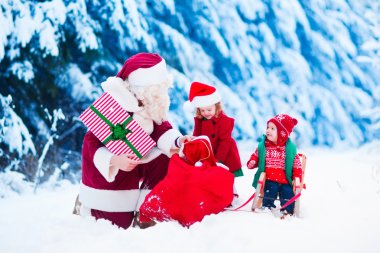Çocuklar ve Santa Noel hediyesi ile