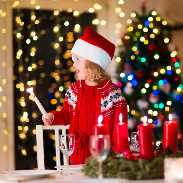 Παιδί στο οικογενειακό χριστουγεννιάτικο δείπνο στο σπίτι — Φωτογραφία Αρχείου