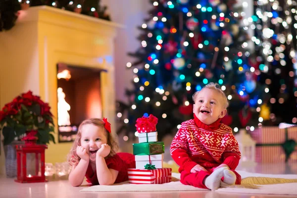 Barn som leker vid spisen på julafton — Stockfoto
