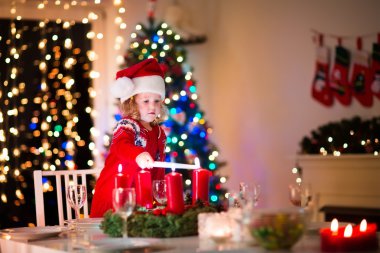 Çocuk evde aile Noel yemeğinde