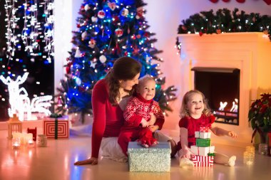 Anne ve çocuk evde Noel arifesinde