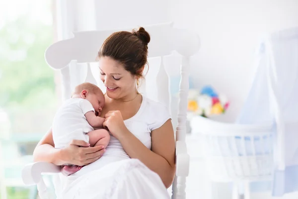 Mother and newborn baby in white nursery — Stock Photo, Image