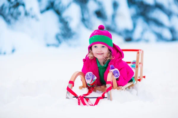 Bambina che gioca nella foresta invernale innevata — Foto Stock