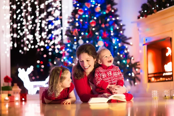 Madre e hijos en casa en Nochebuena — Foto de Stock