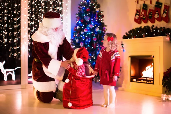 Kinder und Weihnachtsmann eröffnen Weihnachtsgeschenke — Stockfoto