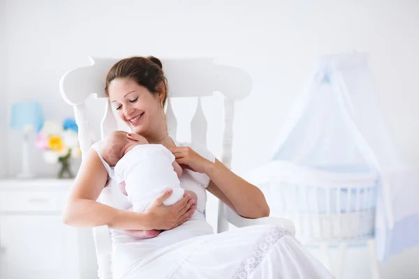 Mother and newborn baby in white nursery — Stock Photo, Image