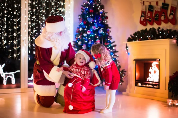 Niños y Santa abren regalos de Navidad —  Fotos de Stock