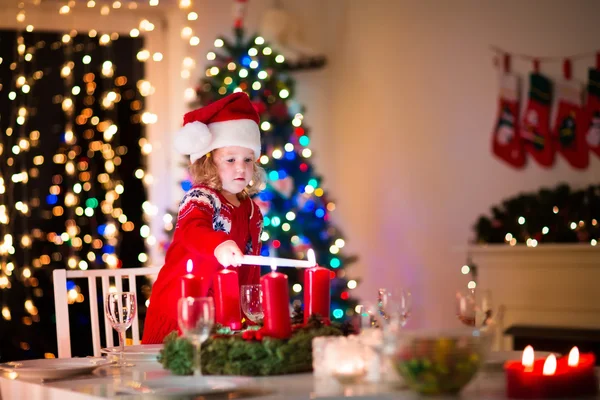 家で家族とクリスマスの夕食の子 — ストック写真