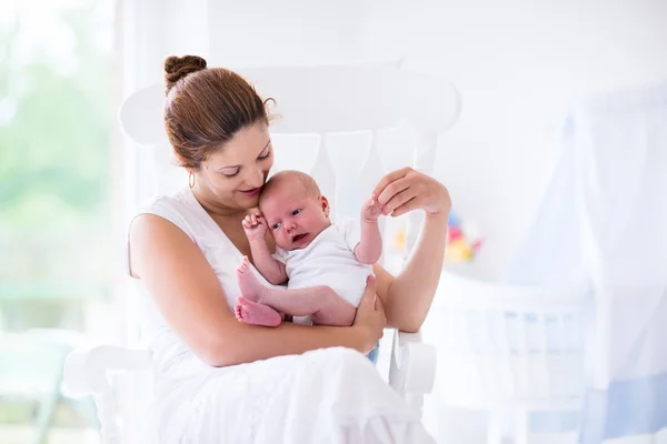 Mutter und Neugeborenes im weißen Kinderzimmer — Stockfoto