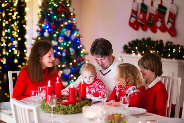 自宅でクリスマス ディナーで家族 — ストック写真