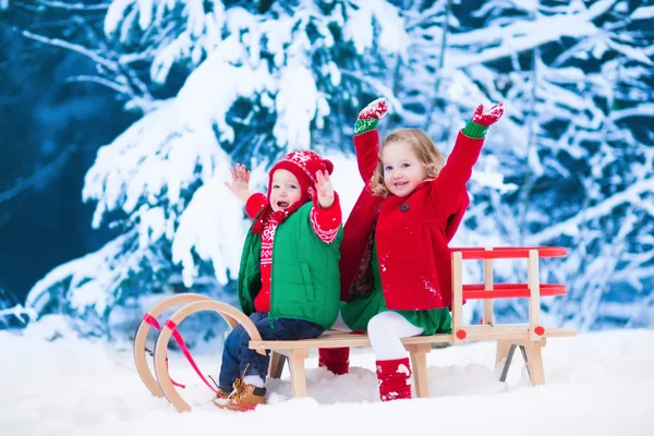 Les enfants s'amusent en traîneau en hiver — Photo