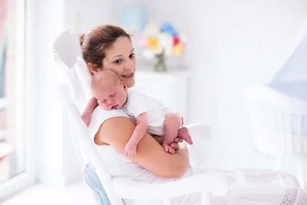 Mother and newborn baby in white nursery — Stock Photo, Image