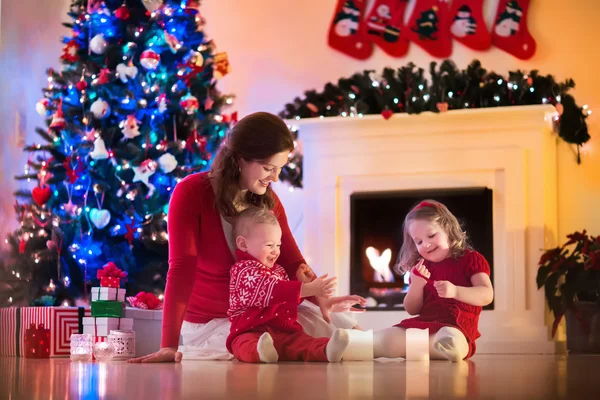 Mutter und Kinder an Heiligabend zu Hause — Stockfoto