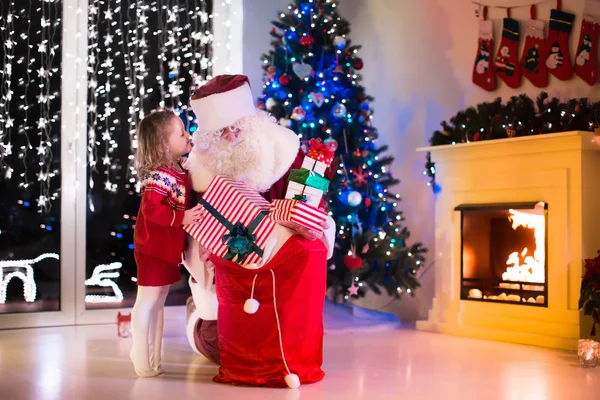 Dzieci i Santa Boże Narodzenie prezenty otwarcia — Zdjęcie stockowe