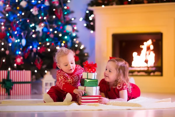 Bambini che giocano al camino la vigilia di Natale — Foto Stock