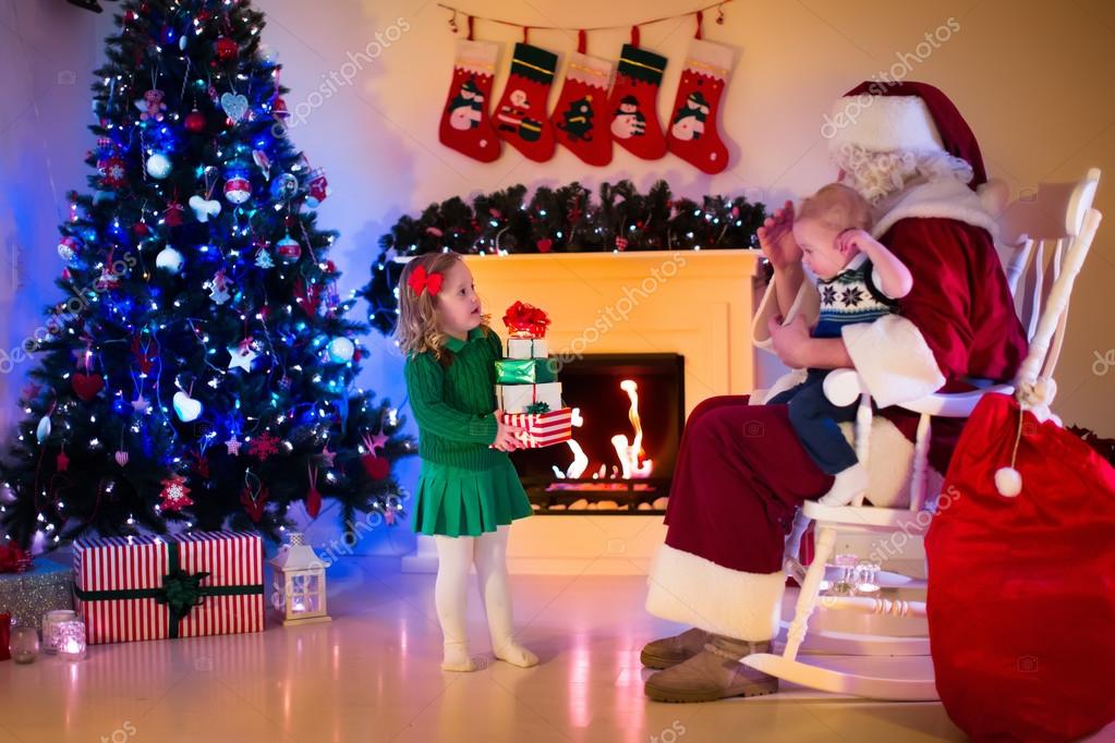 Los niños y Santa abriendo regalos de Navidad — Fotos de Stock