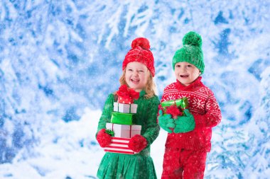 Noel hediyesi olan çocuklar