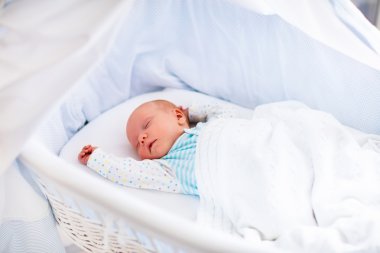 Şirin bebek beyaz yatakta