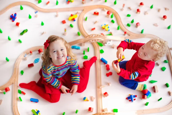 Kinderen spelen met houten treinset — Stockfoto