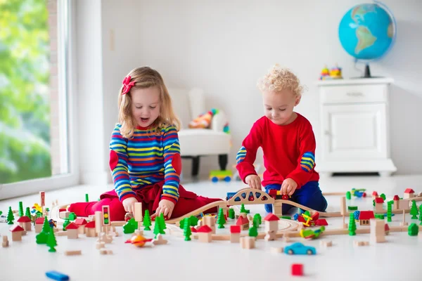 Дети играют с игрушечной железной дороги и поезда — стоковое фото