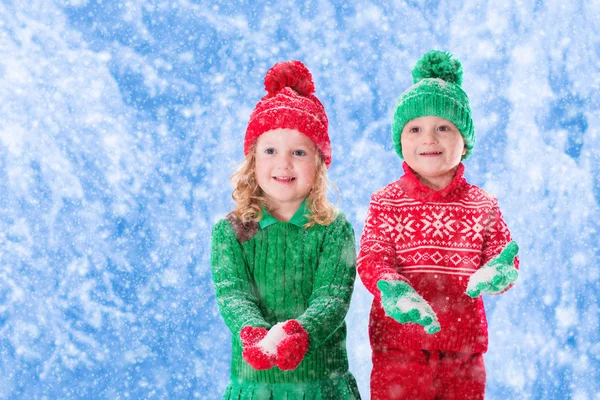 Bambini che giocano nella foresta invernale innevata — Foto Stock