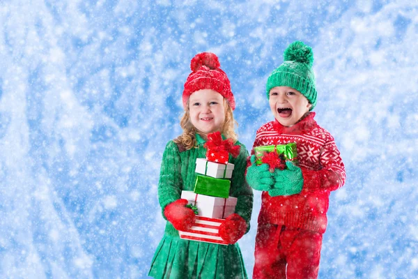 Enfants avec cadeaux de Noël — Photo