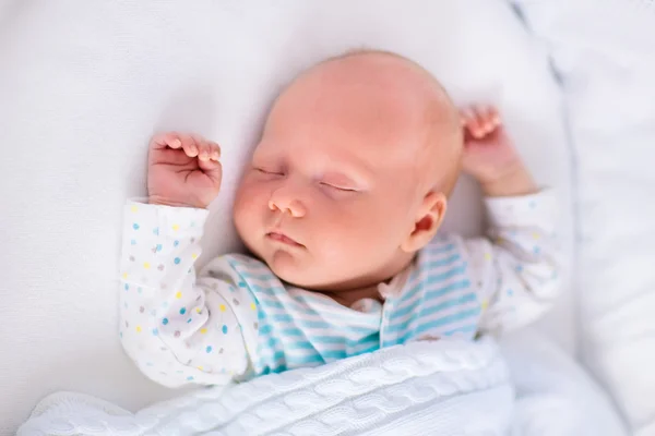 Bebê recém-nascido bonito na cama branca — Fotografia de Stock