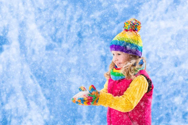 Menina brincando no parque nevado — Fotografia de Stock