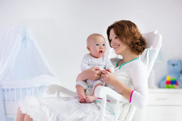 Mother and baby in white bedroom — Stock Photo, Image