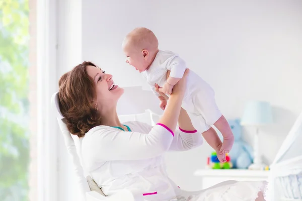 Mutter und Baby im weißen Schlafzimmer — Stockfoto